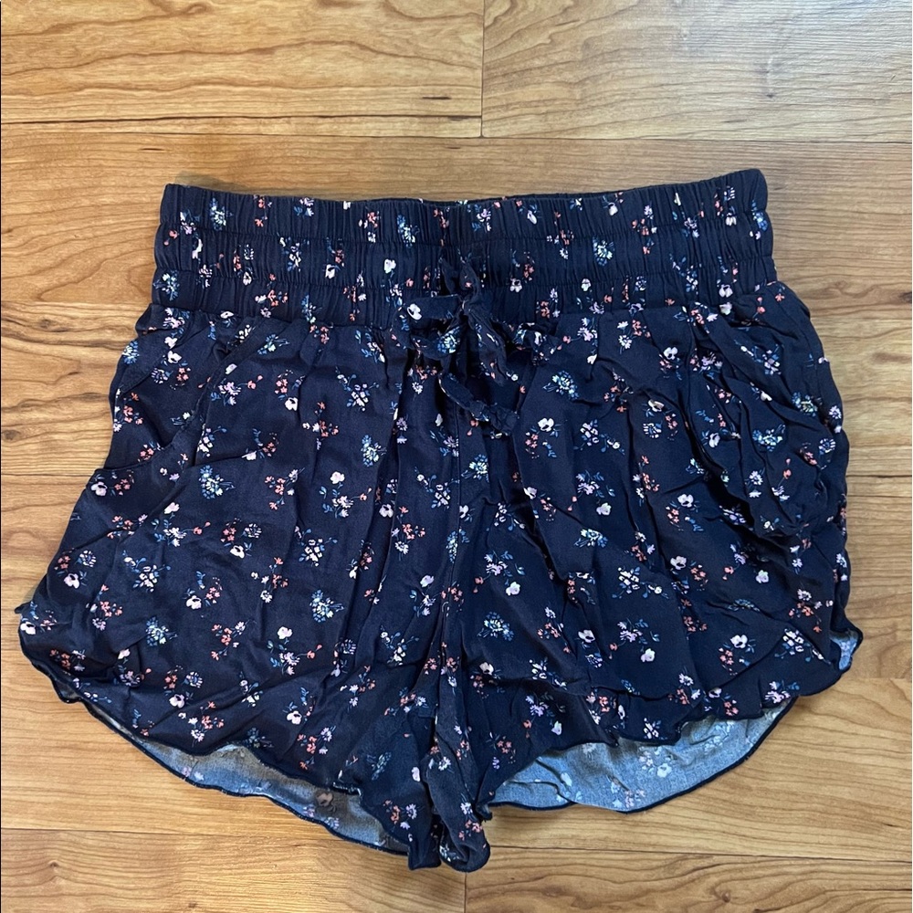 Hollister Floral Stretchy shorts, M
